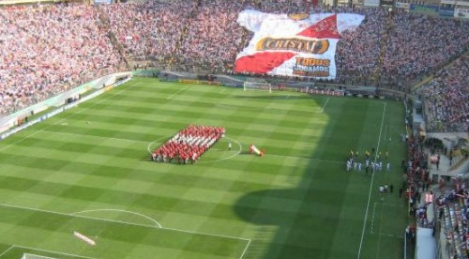 El estadio más grande de Perú, el Monumental de Lima, su capital, tiene capacidad para 80.093 espectadores y pertenece al club Universitario de Deportes.