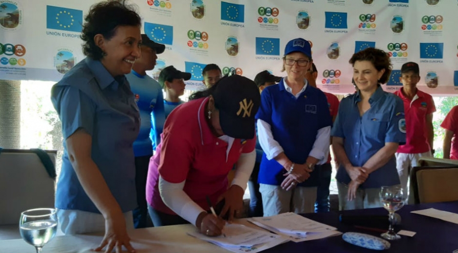 Firma de acuerdo entre Parques Nacionales y Asociación Ecoturística de Taganga.