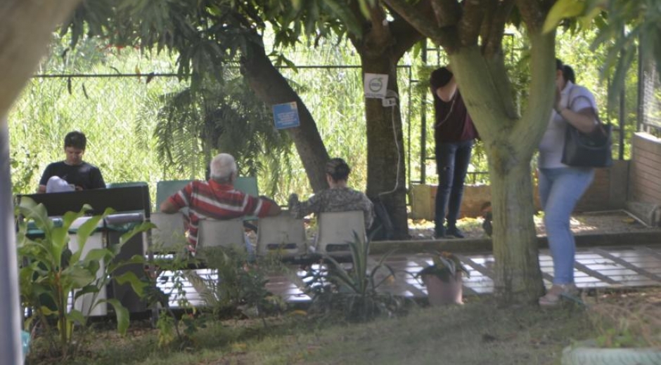 Familiares de Germán Bahamón en Medicina Legal de Sincelejo.