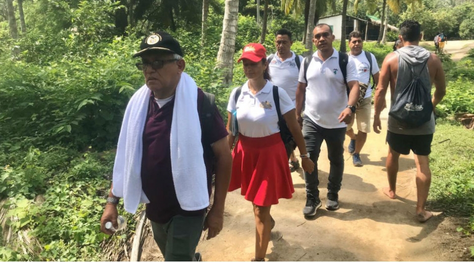 Adolfo Bula, secretario de gobierno, recorriendo los predios del Tayrona