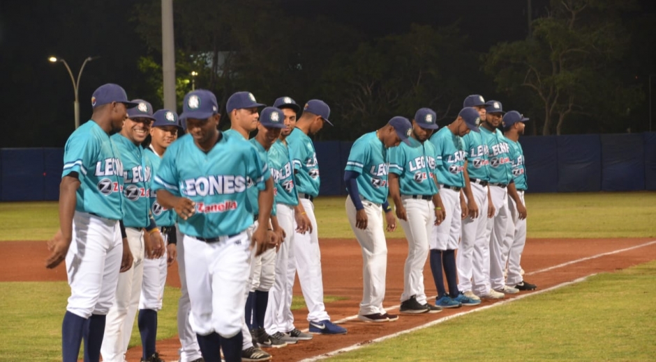 El equipo Leones debutando en el escenario deportivo samario.