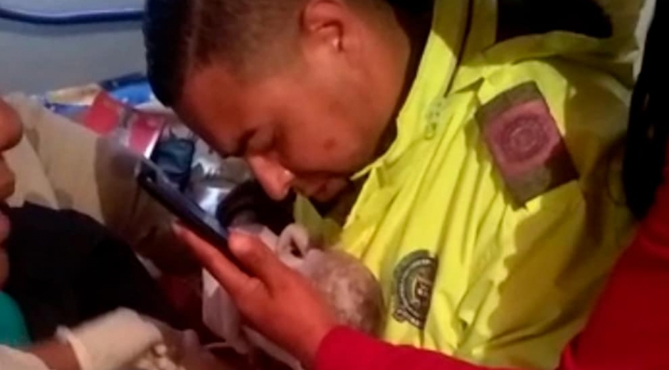 NOTICIAS RCN Policía reanimando a recién nacida