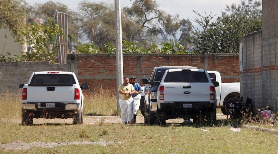 Peritos forenses en la finca donde fueron hallados los cuerpos.