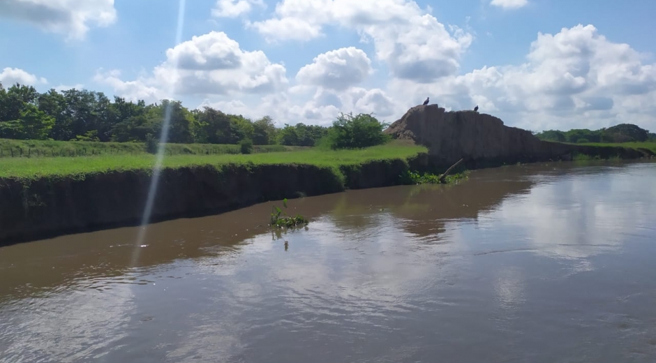 los altos niveles del Río Magdalena que afectan el sector de La Bonga, vía que comunica a Salamina con El Piñón