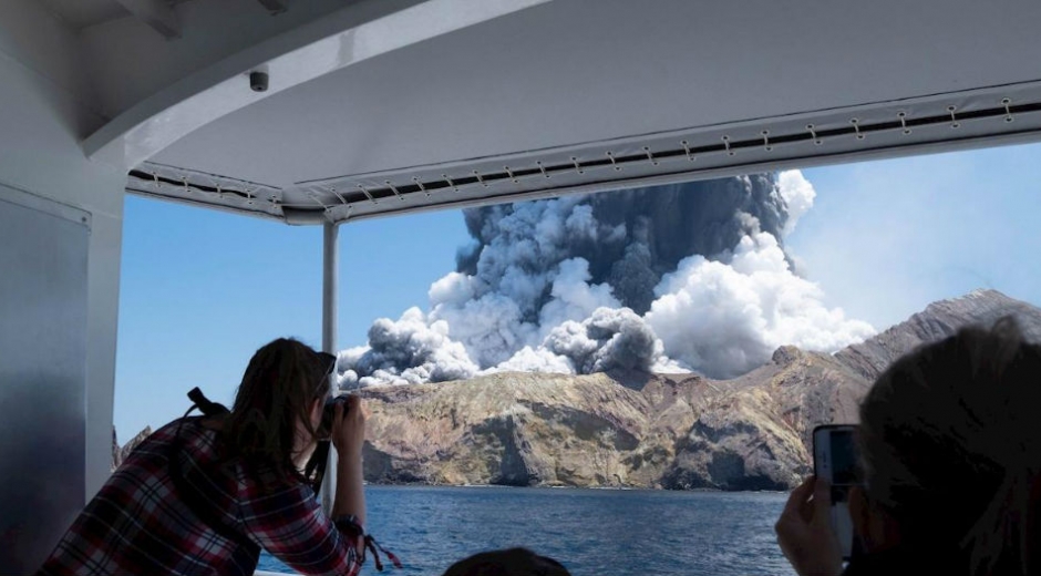 Erupción del volcán Whakaari. 