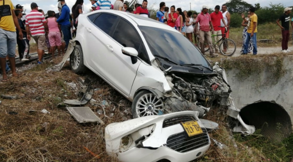 Así quedó el carro luego de ser embestido por el tren. 