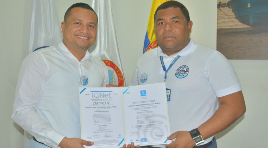 El contralor Distrital, Edilson Palacio, recibió la certificación. 