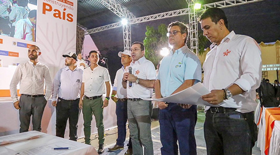 Durante el Taller de Construyendo País, firmó dos convenios para el beneficio de sus aprendices: La entrega de cheques a emprendedores y el anuncio de la reconstrucción de una obra de modernización en uno de los centros de formación.