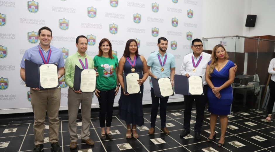 Las medallas fueron impuestas por la gobernadora Rosa Cotes y la secretaria del Interior departamental, Norma Vera Salazar.