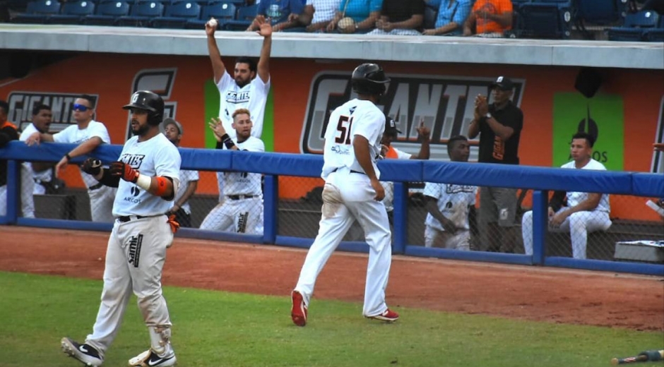 Jugadores de Gigantes celebran un batazo.