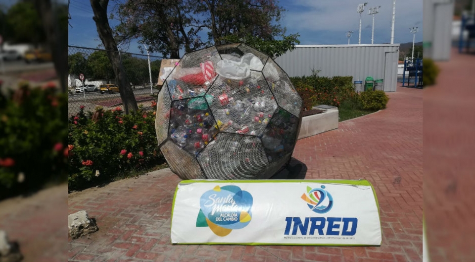 Balón lleno de botellas de plástico.