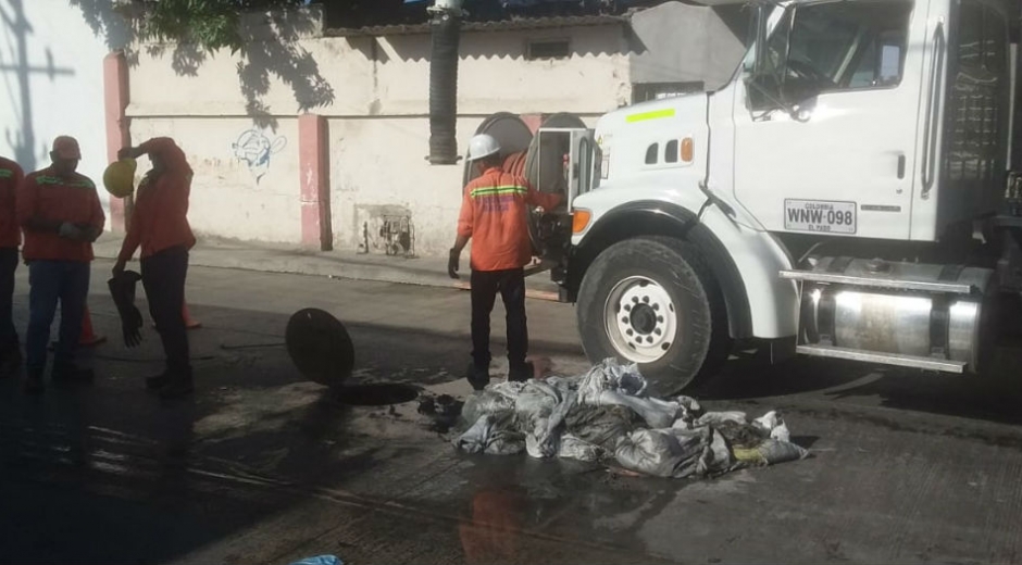 Sacos hallados en el colector Ferrocarril.