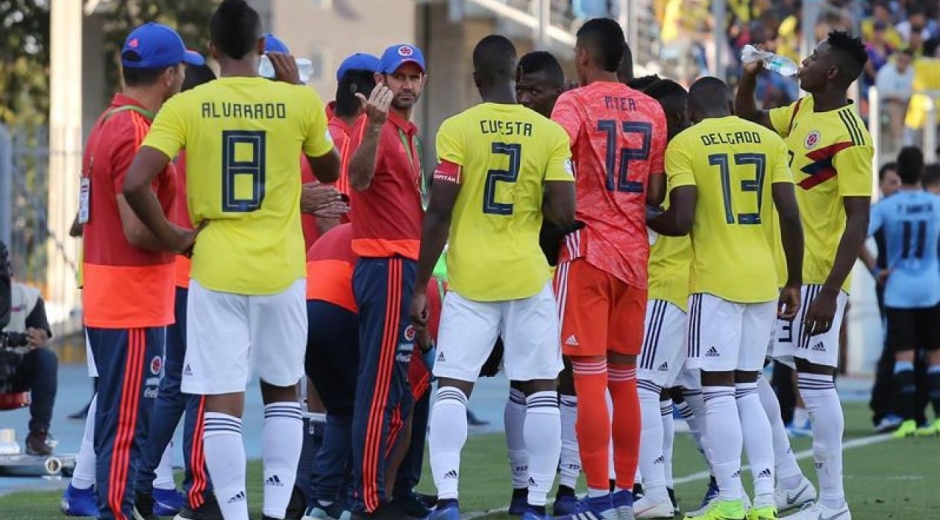 El DT Arturo Reyes instruyendo al equipo.