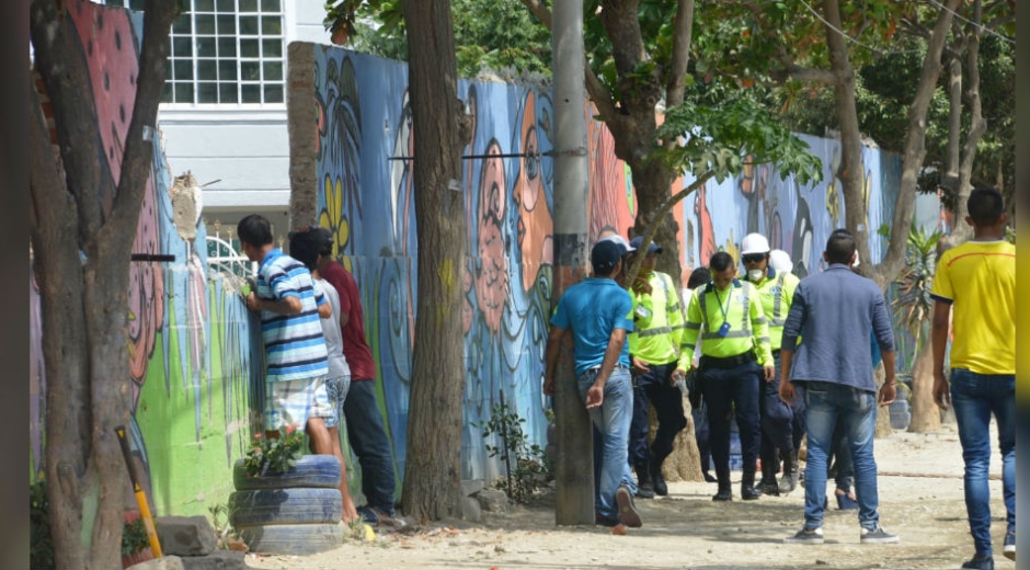 Muro en demolición por funcionarios de la Udep