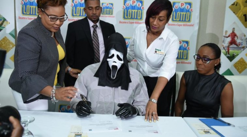 Hombre reclama premio de lotería con máscara en Jamaica