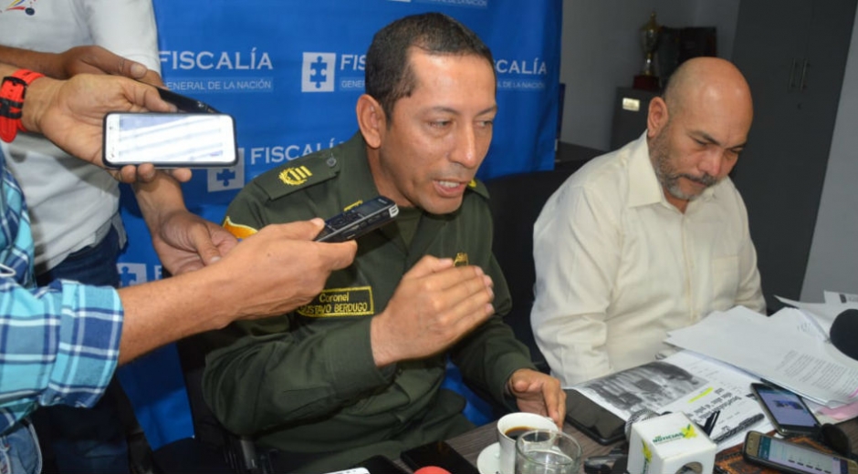 Coronel Gustavo Berdugo y director seccional de Fiscalía, Vicente Guzmán, en una rueda de prensa.