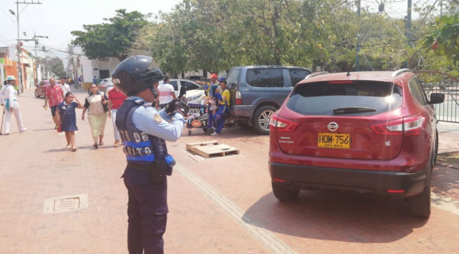 Cortesía Cerca de 12 conductores fueron sancionados por mal parqueo al frente del Hugo J. Bermúdez.