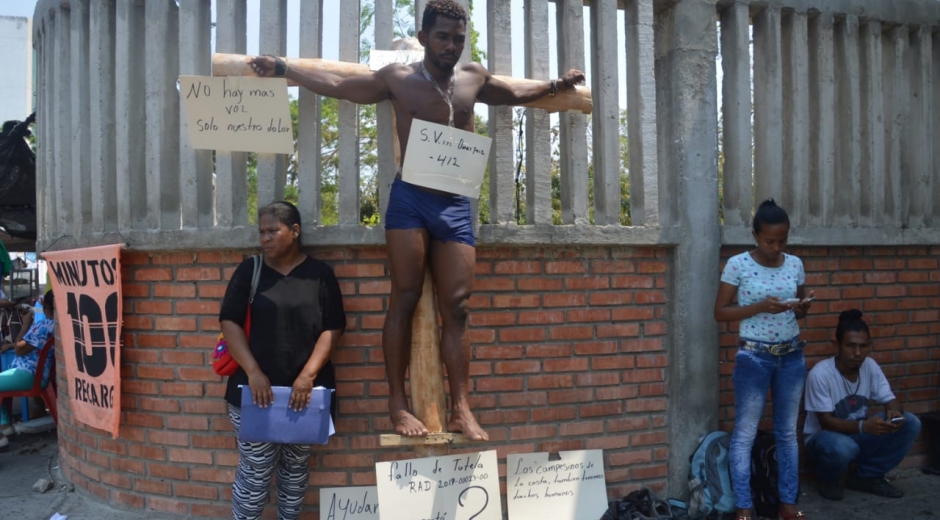 Hombre se "crucifica" y hace huelga de hambre afuera de Hospital para pedir por la atención medica de su hermano