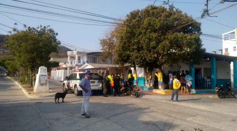 Según la Policía, cuando llegaron a su residencia, en Puerto Colombia, y en donde también funciona la fundación, el exalcalde se encontraba en su habitación con un adolescente de 17 años y en otro cuarto estaban tres menores más de 15, 16 y 17 años.