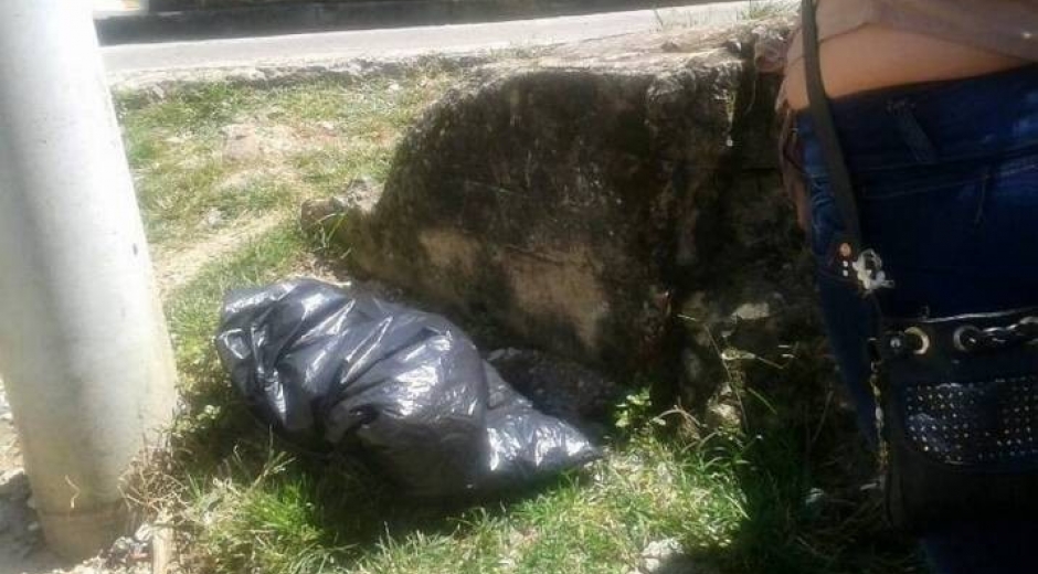 Uniformados arribaron a la zona, y tras inspeccionar el contenido de la bolsa, constataron que se trataba de un infante con apenas horas de nacido.