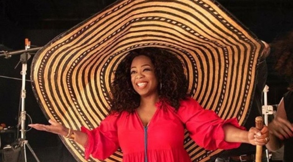 Oprah Winrey con el enorme sombrero vueltiao