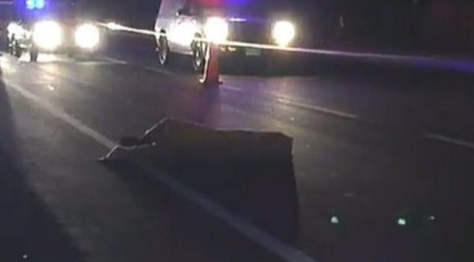 El cadáver quedó tirado en la carretera. 