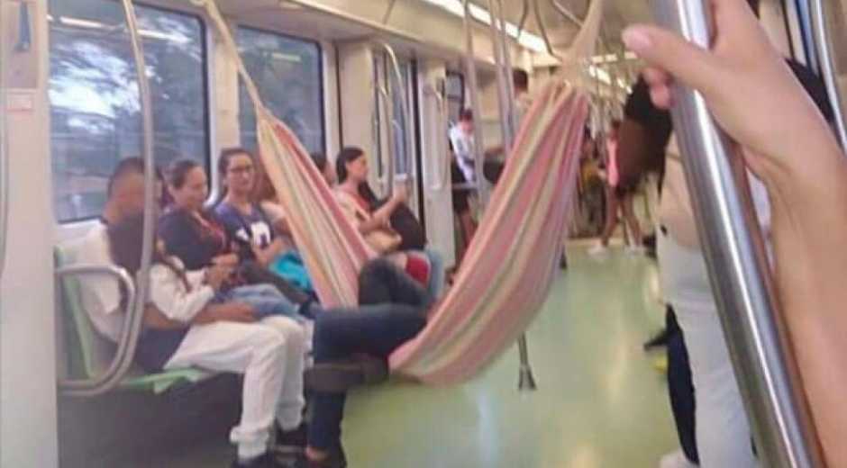 Hombre cuelga hamaba en metro de Medellín