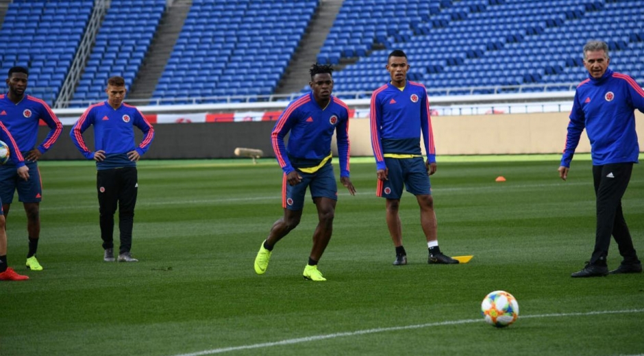 Queiroz dirigiendo el entrenamiento.