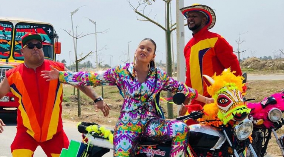 @systema_solar Las agrupaciones costeñas se unieron para interpretar 'Carnavalera'.