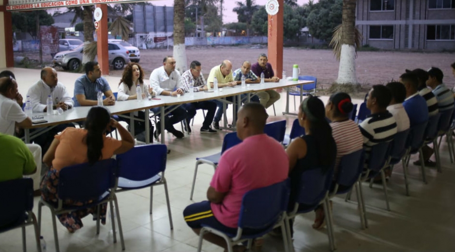 Reunión entre representantes de MinEducación, Gobernación, Contratista y empleados de la institución.