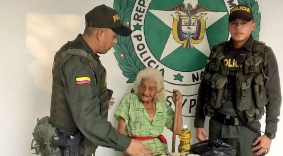 Abuelita beneficiada con un mercado.