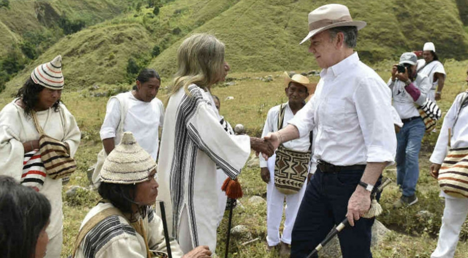 El Mamo Jacinto estrechando la mano del expresidente Juan Manuel Santos