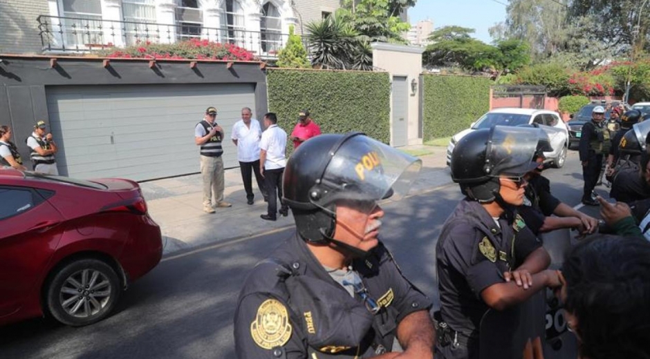 EFE Agentes esperan para detener al expresidente peruano.