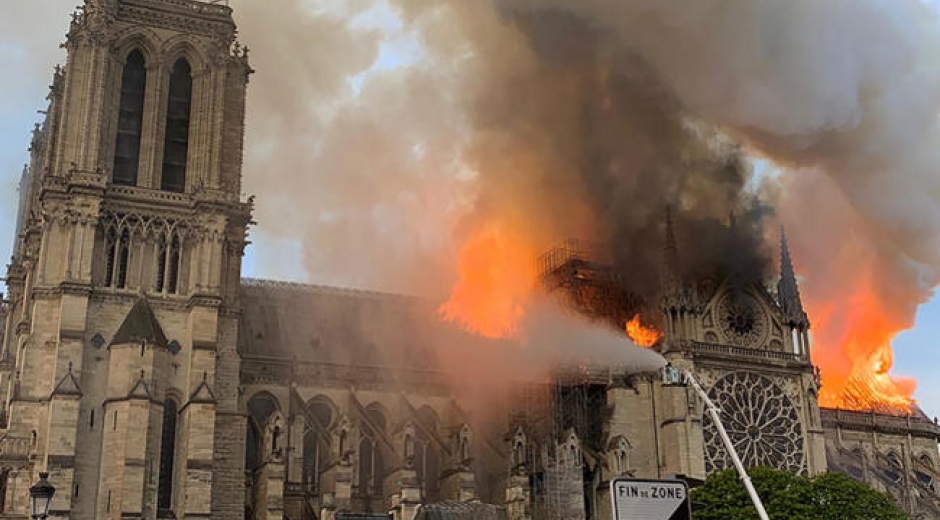 Incendio en la catedral de Notre Dame en París  