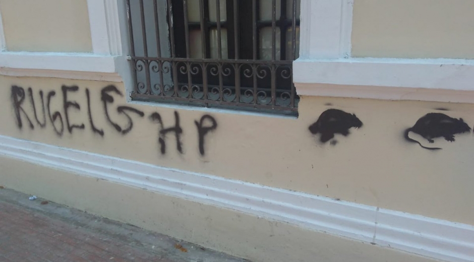 Así amaneció la fachada de la Alcaldía de Santa Marta, con un mensaje agresivo contra Andrés Rugeles.