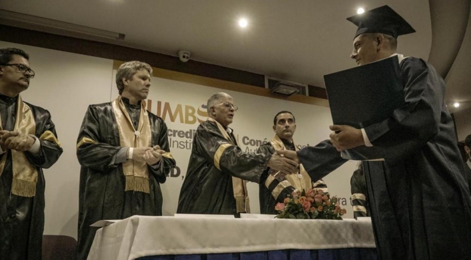 Exguerrillero recibiendo su diploma de bachiller.