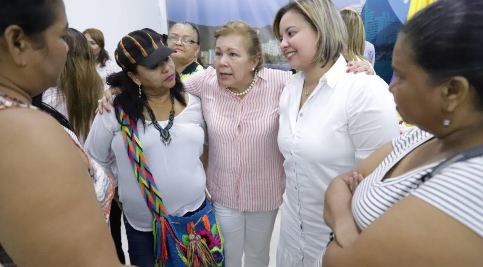 Hilda Caballero (rayas rosadas y blancas en el centro), reunida con un grupo de mujeres, ejerciendo funciones en la Alcaldía sin tener contrato.