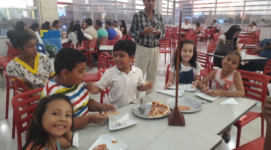 Los niños no solo fueron a jugar ajedrez al Ocean Mall, también fueron a comer pizza.