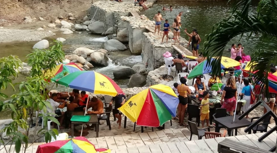 EL BALNEARIO LA MACARENA SIGUE CON SUS TALANQUERAS EN EL RÍO PIEDRAS. / CORTESÍA