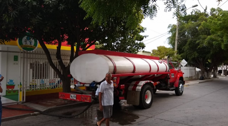 Archivo Suministro de agua en carrotanques en Santa Marta.