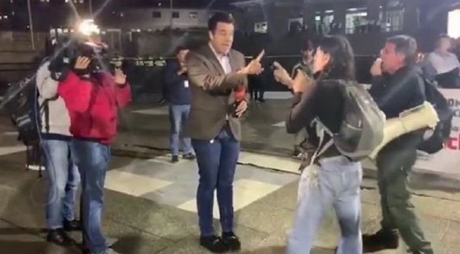 El periodista fue agredido por defensores de 'Santrich'.