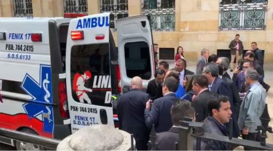 Jose Obdulio siendo sacado en ambulancia del senado