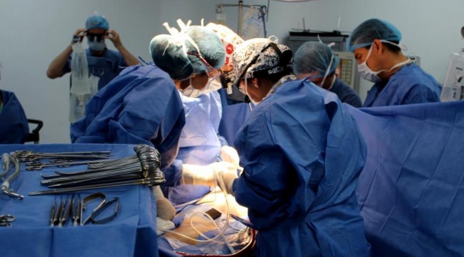 Cirujanos mientras realizan una cirugía.