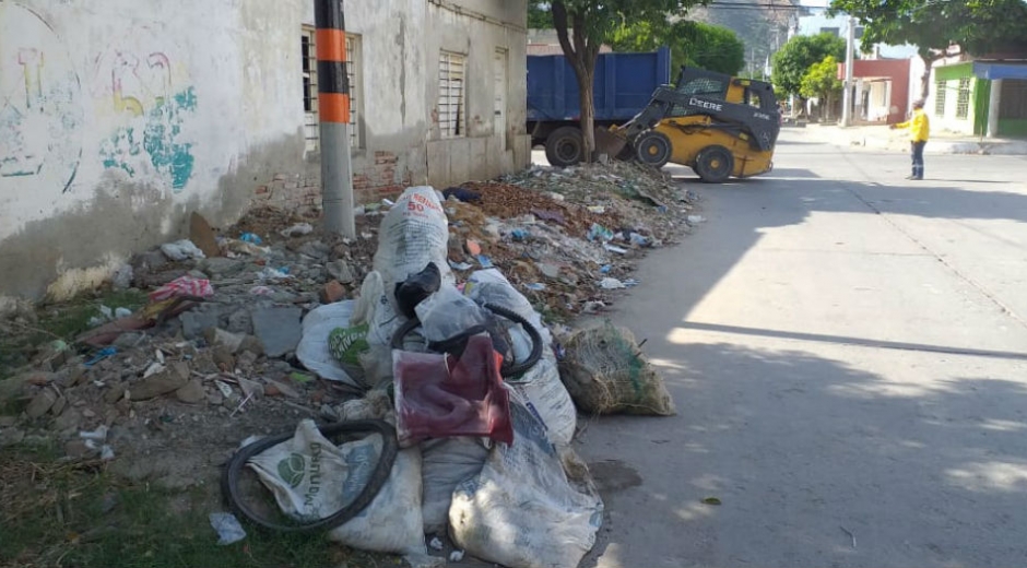 Essmar Escombros en calles de Pescaíto.