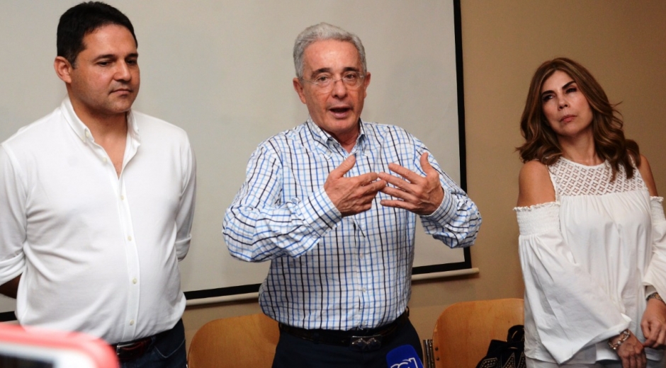 Rueda de prensa de Álvaro Uribe en el hotel Santamar.