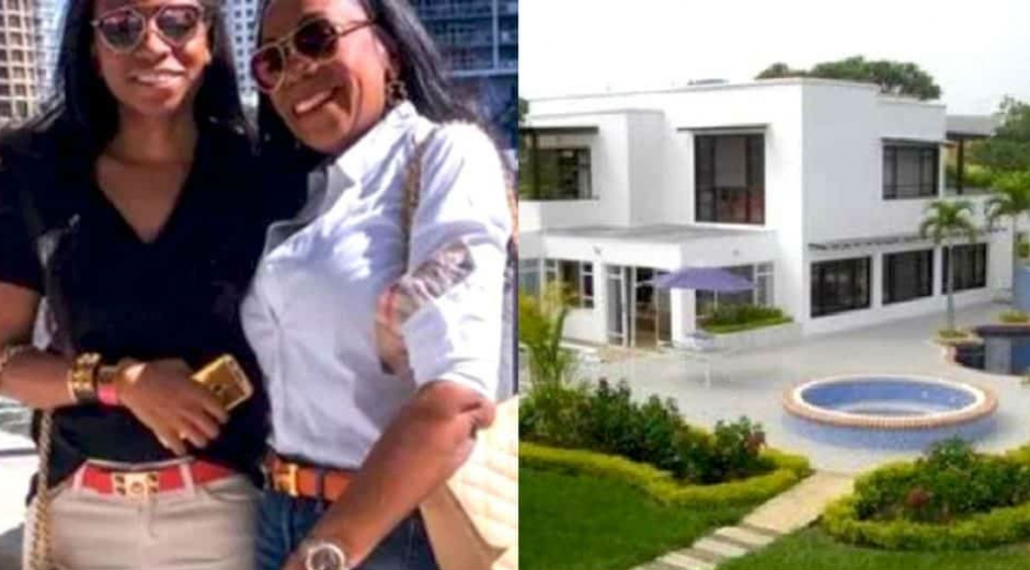 Jenny ambuila y Elba Chará junto a la foto de su casa en cali