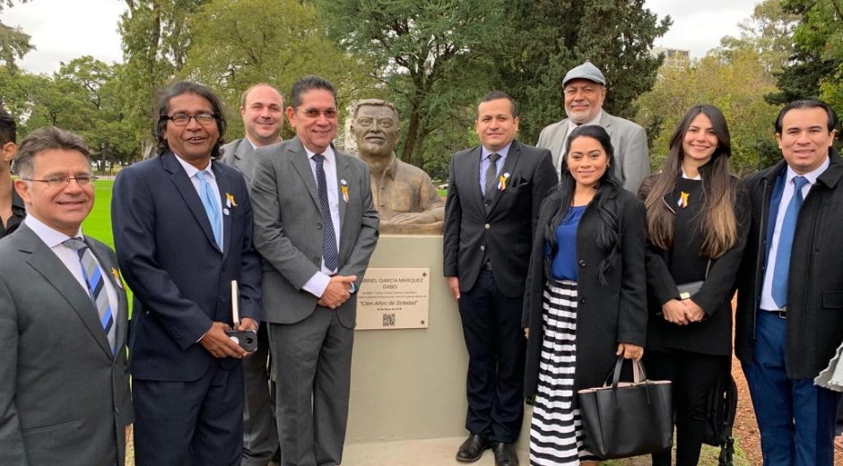 Momentos cuando era develado el busto del Nobel colombiano. 