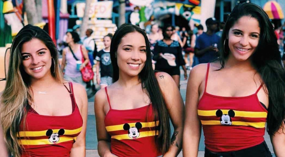 Luisa Fernanda W junto a Daniela y María Legarda