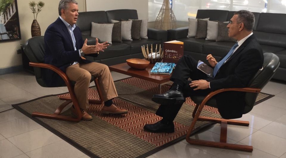 Iván Duque durante la entrevista con el periodista Jorge Cura.