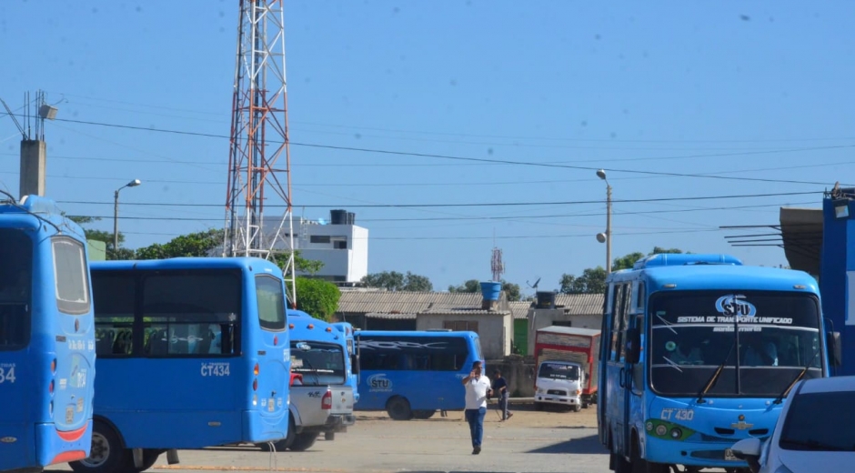 Algunos buses se encuentran parqueados. 